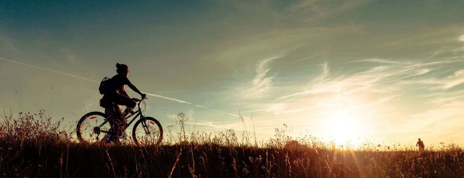 Radfahrerin in Landschaft